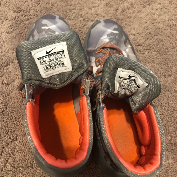 Nike Kids Hyperdunk 2015 Basketball Shoe - Picture 4 of 8